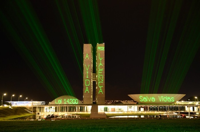 Iluminação do Congresso Nacional na noite de quinta-feira, 2 de dezembro