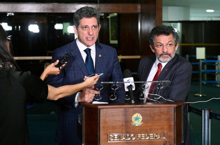 O autor do projeto promove reforma sanitária e gerencial do SUS, Rogério Carvalho, ao lado do autor do requerimento para a sessão de debate, Paulo Rocha - Marcos Oliveira/Ag?ia Senado