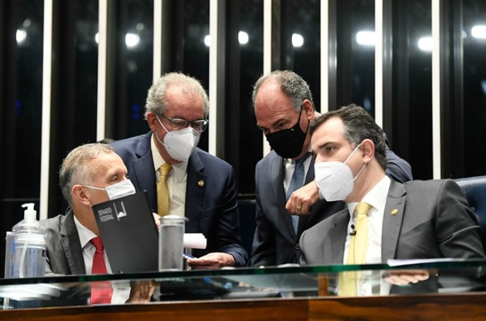 Deputado Aguinaldo Ribeiro, senador José Aníbal, o relator e líder do governo, Fernando Bezerra Coelho, e o presidente do Senado, Rodrigo Pacheco na votação da PEC