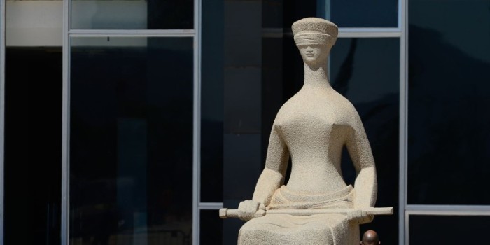 STF suspende julgamento que proíbe demissão de não vacinados