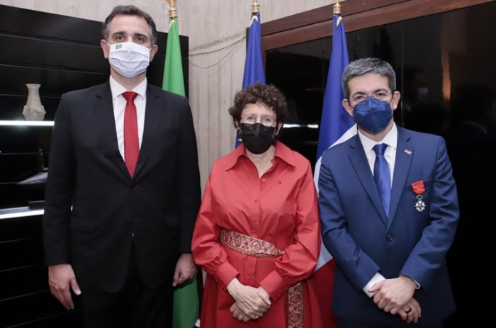 A embaixadora francesa Brigitte Collet entrega a condecoração a Randolfe Rodrigues - Embaixada da França