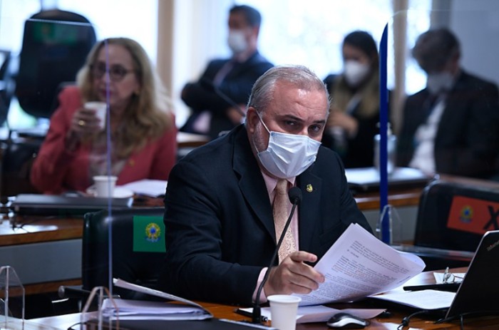 Jean Paul lê seu relatório favorável ao projeto, apresentado por Rogério Carvalho - Edilson Rodrigues/Agência Senado