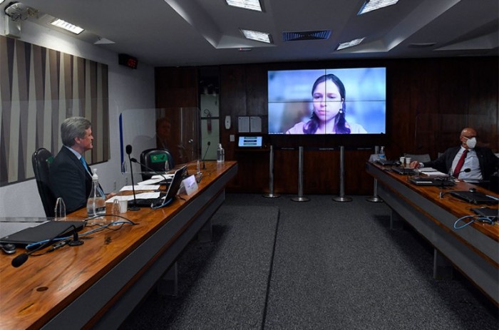 Na audiência, Dário Berger (E.) e Esperidião Amin (D) ouvem Juliana Dantas (no telão), da Anac - Roque de Sá/Agência Senado