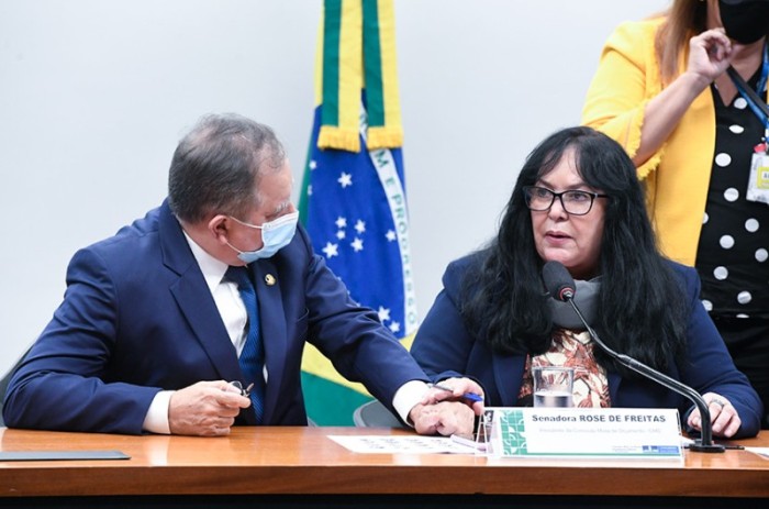 O segundo-vice-presidente da CMO, Izalci Lucas, conversa com a presidente do colegiado, Rose de Freitas - Jefferson Rudy/Agência Senado