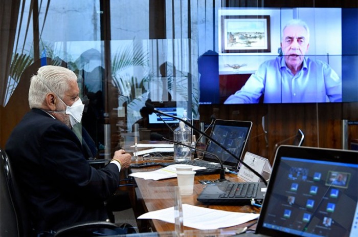 Presidente da CMA, Jaques Wagner ouve o relator do projeto, Otto Alencar (Telão) - Geraldo Magela/Agência Senado