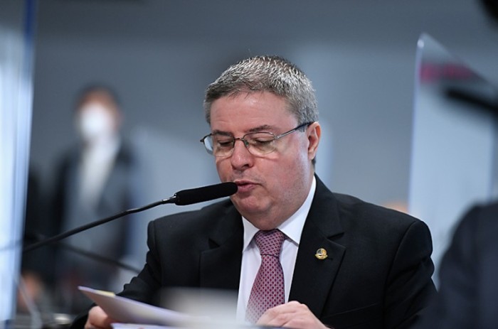 Antonio Anastasia lê seu relatório na reunião da CCJ nesta quarta - Edilson Rodrigues/Agência Senado