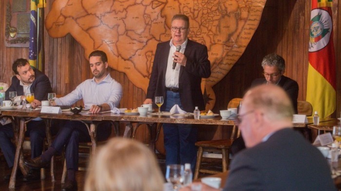 Vice Ranolfo, ao lado do governador Leite, detalhou proposta em café da manhã no Palácio Piratini com deputados da base - Foto: Gustavo Mansur / Palácio Piratini