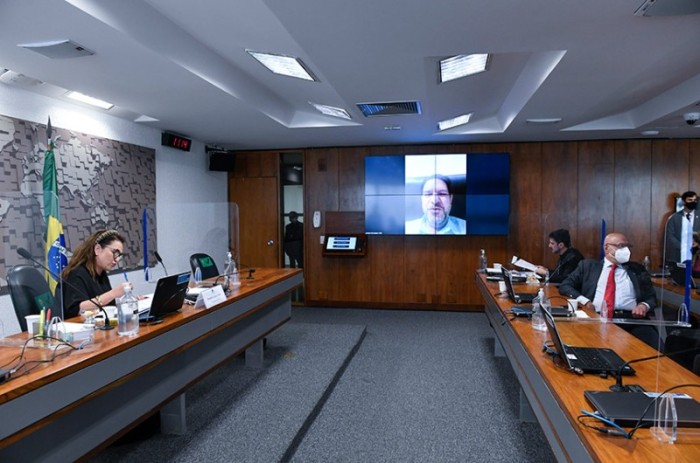 Kátia Abreu, Esperidião Amin e Cid Gomes (no telão), que pediu urgência para o projeto - Roque de Sá/Agência Senado