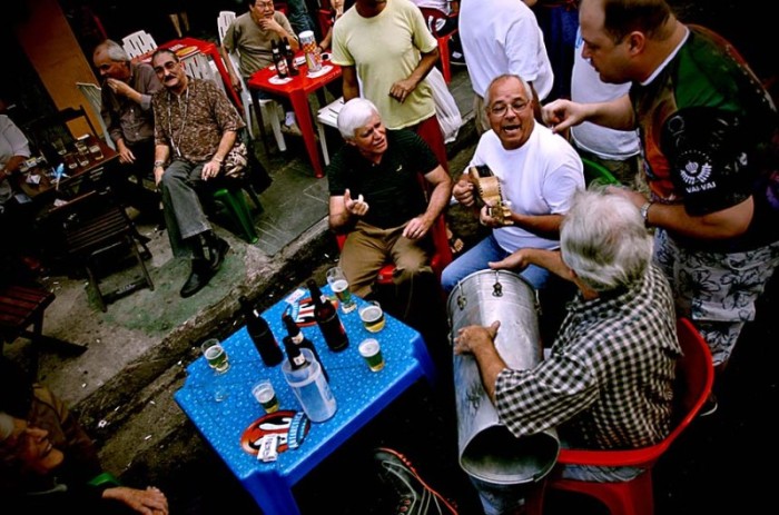 Roda de samba com alguns dos instrumentos cuja fabricação será protegida: pandeiro, tam-tam, cuíca, surdo, tamborim, rebolo, frigideira, timba e repique de mão - Daniel Mitsuo/Creative Commons