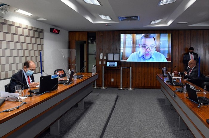 O senador Flávio Arns (na tela) destacou a atuação do pastor contra a ditadura e a favor dos direitos humanos; Jaime Wright foi um dos autores do livro "Brasil: Nunca Mais" - Roque de Sá/Agência Senado