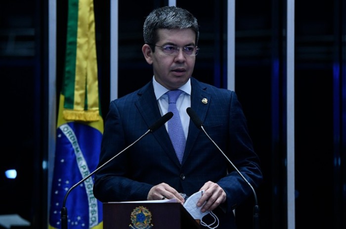 Para o relator, Randolfe Rodrigues, a proposta se limita a criar medidas emergenciais decorrentes da pandemia e é um avanço para que, no futuro, os direitos trabalhistas da categoria sejam rediscutidos - Agência Senado
