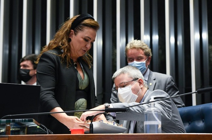 Kátia Abreu entrega doces a Antonio Anastasia na sessão plenária do dia 2 - Jefferson Rudy/Agência Senado