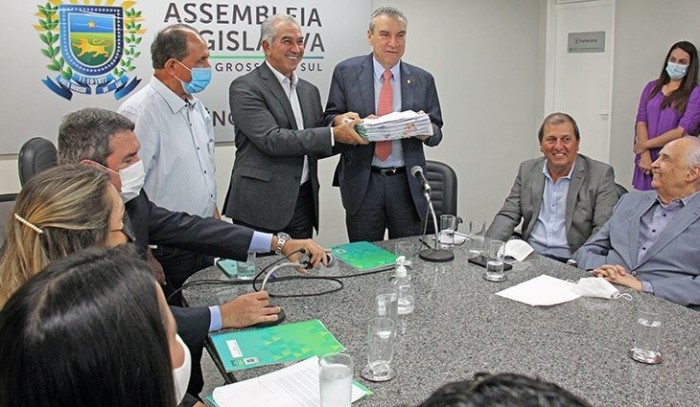 Governador sanciona melhorias nas carreiras dos técnicos de educação da UEMS e mais duas categorias