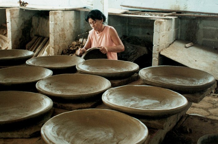 Produção de panelas de barro em Goiabeiras, bairro de Vitória - Marcio Vianna/Iphan