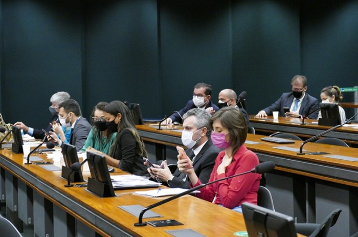 Parlamentares durante a reunião da Comissão Mista de Orçamento (CMO) nesta segunda-feira - Roque de Sá/Agência Senado