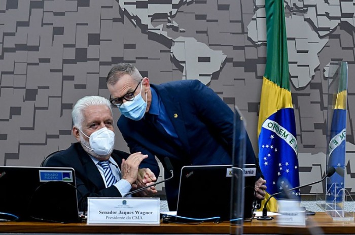 Relator, Contarato (D) cumprimenta presidente da Comissão de Meio Ambiente, Jaques Wagner, na reunião - Geraldo Magela/Agência Senado