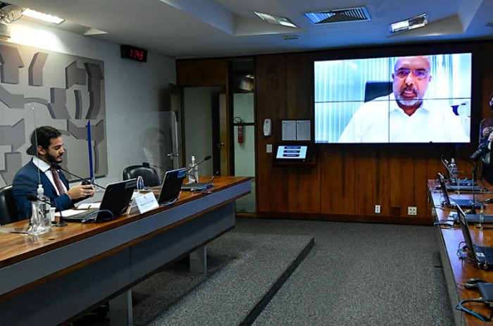 Relator, o deputado Túlio Gadelha ouve o presidente do colegiado, Paulo Paim - Geraldo Magela/Agência Senado