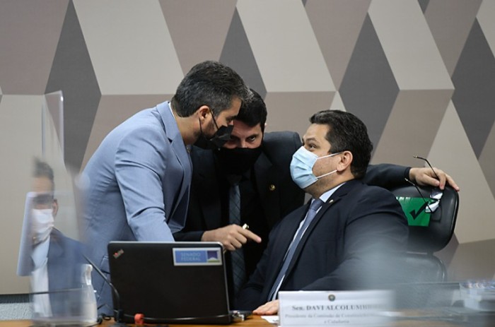 O relator da proposta, Marcos do Val (C), conversa com Davi Alcolumbre (D) e Marcos Rogério na reunião - Edilson Rodrigues/Agência Senado