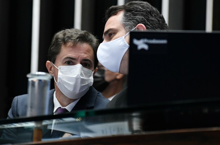 Relator do projeto, Veneziano Vital do Rêgo conversa com o presidente do Senado, Rodrigo Pacheco - Agência Senado