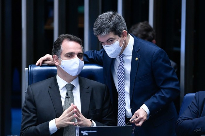 O relator, Randolfe Rodrigues (em pé), conversa com Rodrigo Pacheco, que preside a sessão