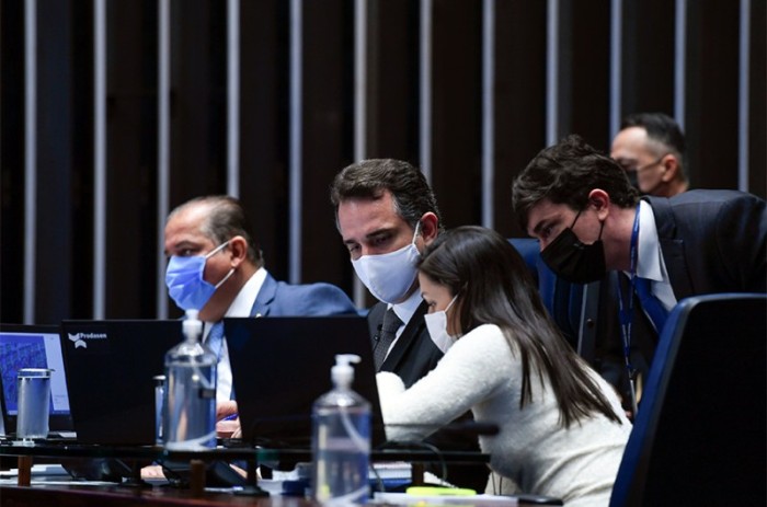 Eduardo Gomes e Rodrigo Pacheco, que conversa com a secretária-geral adjunta da Mesa, Sabrina Silva Nascimento - Edilson Rodrigues/Agência Senado