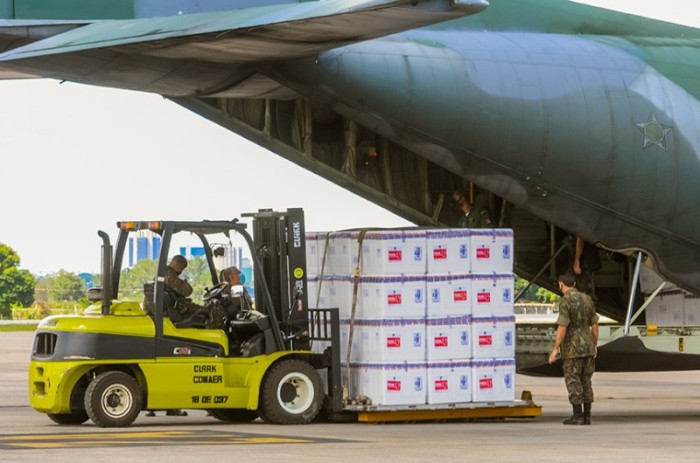 Embarque de vacinas em avião da FAB para distribuição aos estados, em janeiro deste ano - Paulo H. Carvalho/Agência Brasília