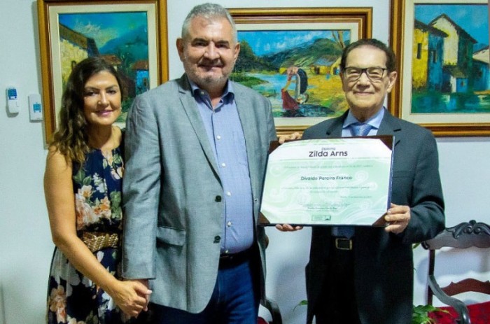 O senador Angelo Coronel entregou a comenda a Divaldo Franco em cerimônia realizada em Salvador - Gerson Santana