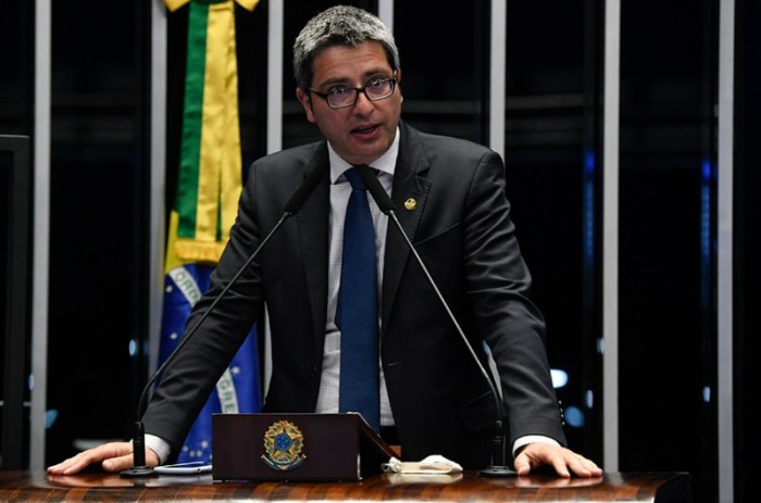 Carlos Portinho relata o projeto no Plenário em 8 de dezembro - Jefferson Rudy/Agência Senado