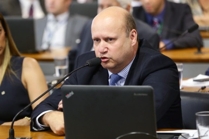 O relator, Célio Silveira, rejeitou os projetos apensados à proposta - (Foto: Michel Jesus/Câmara dos Deputados)