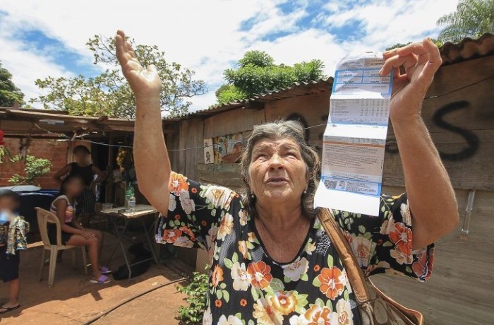 Emoção e gratidão marcam famílias que começaram 2022 com conta de energia zero, graças ao programa do Governo do Estado