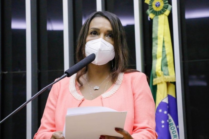 Tia Eron: medida trará segurança jurídica e patrimonial para cooperados e a administração pública - (Foto: Marina Ramos/Câmara dos Deputados)
