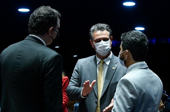 Fávaro no Plenário nesta quarta, com Rodrigo Pacheco e Marcos Rogério (de costas) - Geraldo Magela/Agência Senado