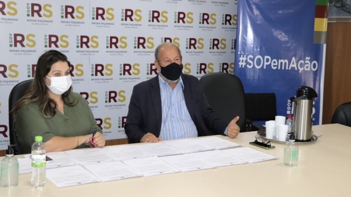 Secretário José Stédile e a diretora do DDU, Ana Paula Eid, na assinatura das ordens de início dos serviços - Foto: Saul Vargas / Ascom SOP