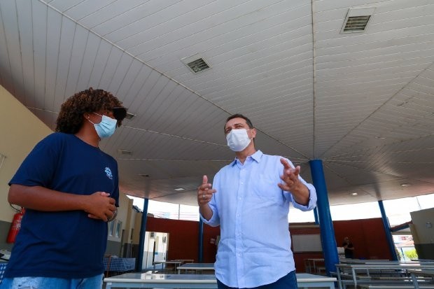 Governador visita escola e confere melhorias na área da educação na volta às aulas