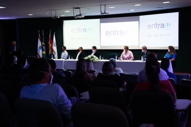 Entra21 planeja formar seis mil profissionais na área da tecnologia no estado