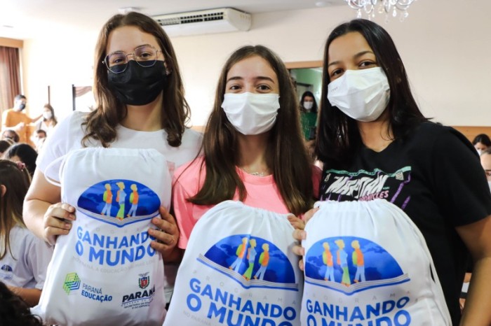 Estudantes do Ganhando o Mundo recebem kits para intercâmbio; veja lista das cidades de destino