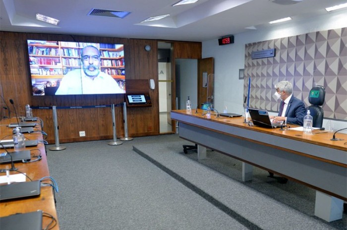 Paulo Paim (no telão) e Humberto Costa comandaram a audiência pública na CDH - Alessandro Dantas/Gab.Liderança do PT