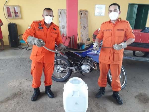 CBMCE resgata cobra que estava dentro de motor de motocicleta em Tauá
