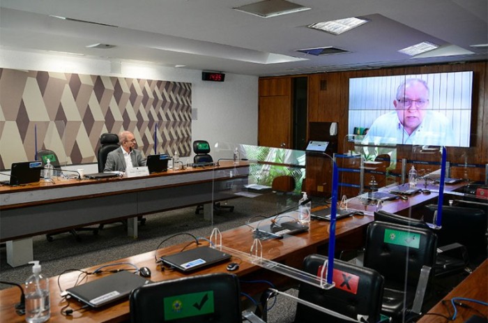 O requerimento foi apresentado pelo senador Izalci Lucas (no telão), relator da CPI. Durante a sessão, o parlamentar informou ter testado positivo para covid-19 - Pedro França/Agência Senado
