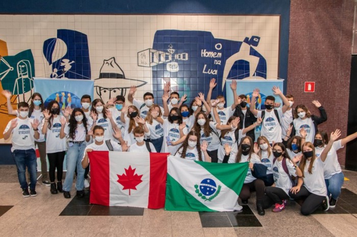 Embarque do Ganhando o Mundo é marcado por alegria e gratidão de estudantes e pais