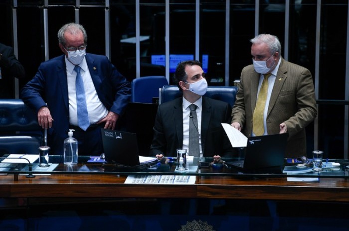 Jean Paul (à dir.) conversa com Rodrigo Pacheco no Plenário, em dezembro