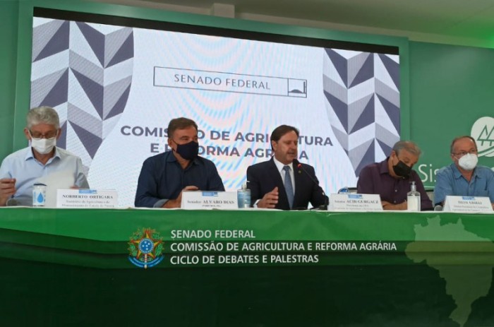 Alvaro Dias (2º à esq.) e Gurgacz (C) na abertura da feira agropecuária em Cascavel - Guarim Liberato/Gab. Sen. Acir Gurgacz