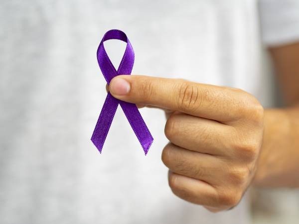 Na segunda-feira (14) às 10h, campanha Fevereiro Roxo debate Alzheimer, Lúpus e Fibromialgia