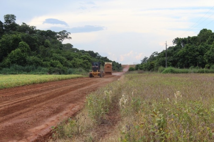 Conservação das estradas rurais segue mesmo em período chuvoso