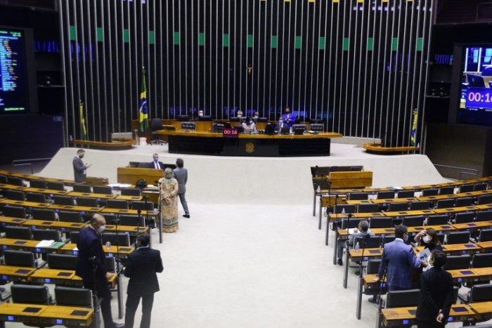 Deputados discutem propostas no Plenário da Câmara - (Foto: Nilson Bastian/Câmara dos Deputados)