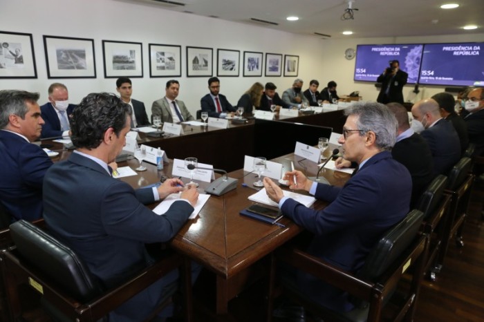 Governador discute, em Brasília, repactuação do acordo de Mariana