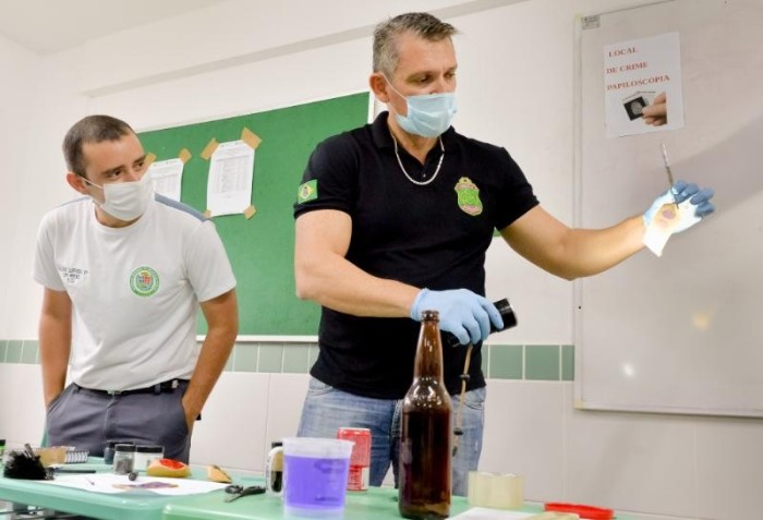 Alunos do Curso de Formação da Pefoce participam de aulas práticas de papiloscopia