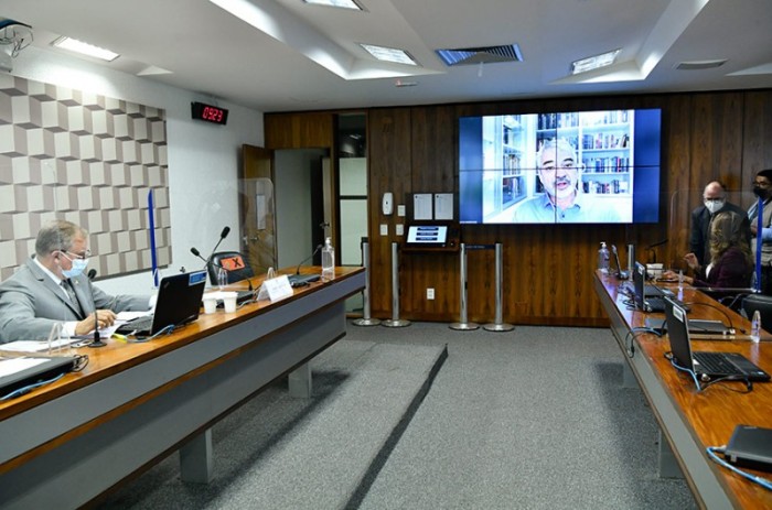 O relator da proposta, Humberto Costa (no telão), e Izalci Lucas (E) na reunião da Comissão de Educação - Geraldo Magela/Agência Senado