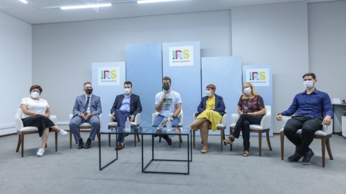 Leite realizou a live com integrantes do governo que enfatizaram a importância de as crianças serem vacinadas contra Covid-19 - Foto: Gustavo Mansur/Palácio Piratini