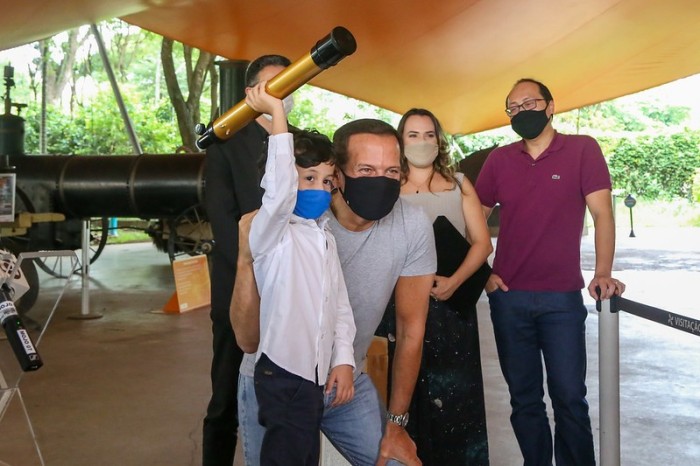 Governo de SP homenageia menino de 5 anos que descobriu asteroides